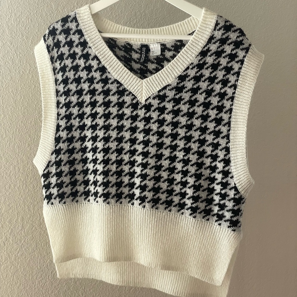 H&M Black and white houndstooth sweater vest